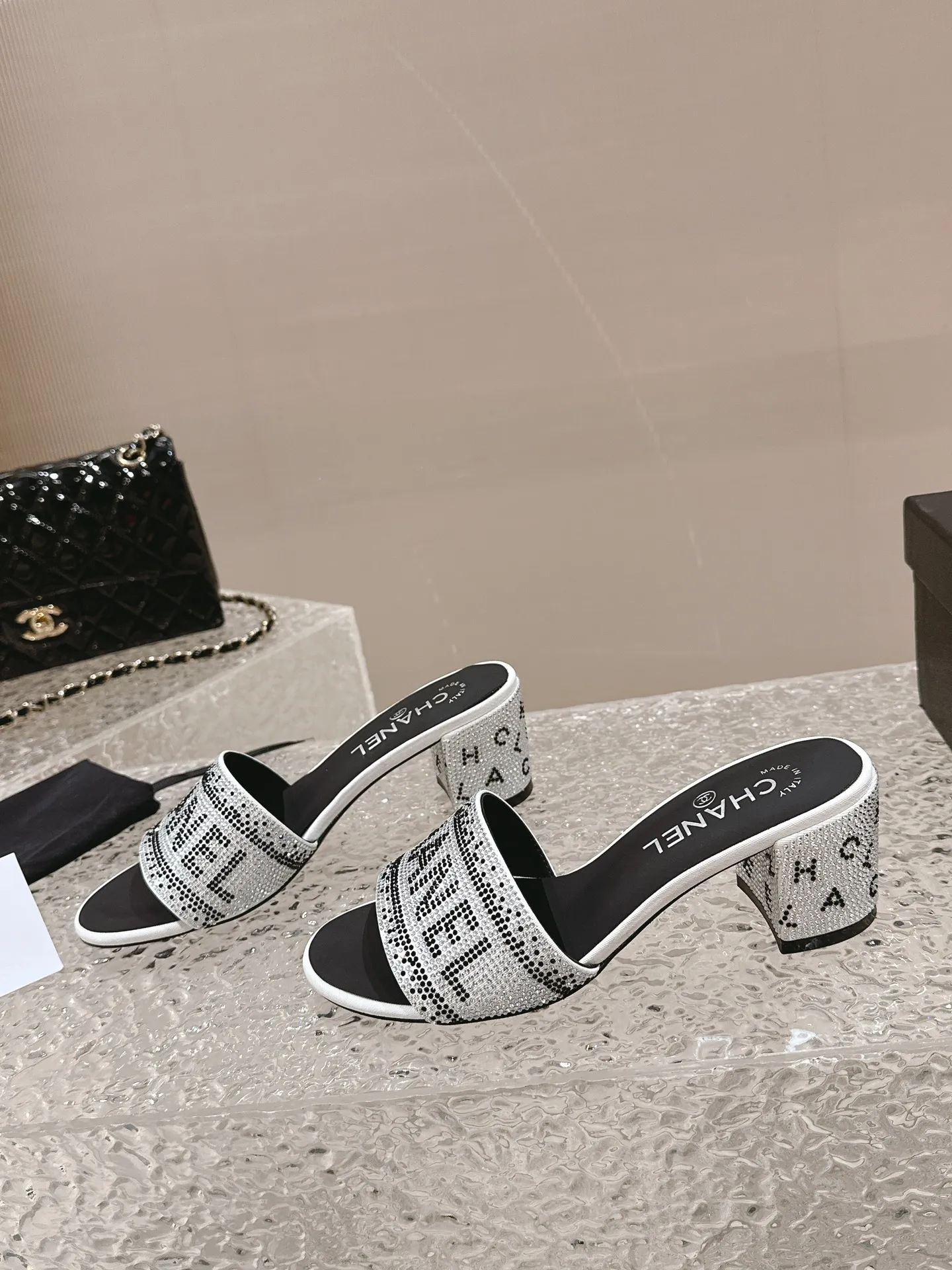 👟👟Ex-factory price 460👟👟 Women's shoes, women's clothing, Xiaoxiang, black rhinestones with large letters, Chanel rhinestone slippers, really such blingbling slippers full of diamonds, both classic and artistic, and can be styled according to your daily style. The characteristic is that the hot diamonds are particularly shiny. They are made with heavy craftsmanship and are not easy to fall off. They have a sexy and versatile temperament for ladies. Color: black, white. Heel height 5 cm. 35-41